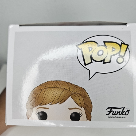 POP! Disney Frozen II Elsa #581 and Anna #582 New In Box. - Picture 5 of 5